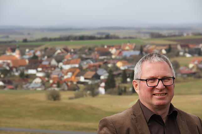 Michael Jerg ist Ortsvorsteher in Mundelfingen (im Hintergrund). "Ich kandidiere wieder", sagt der gelernte Werkzeugmacher und Musiklehrer.
