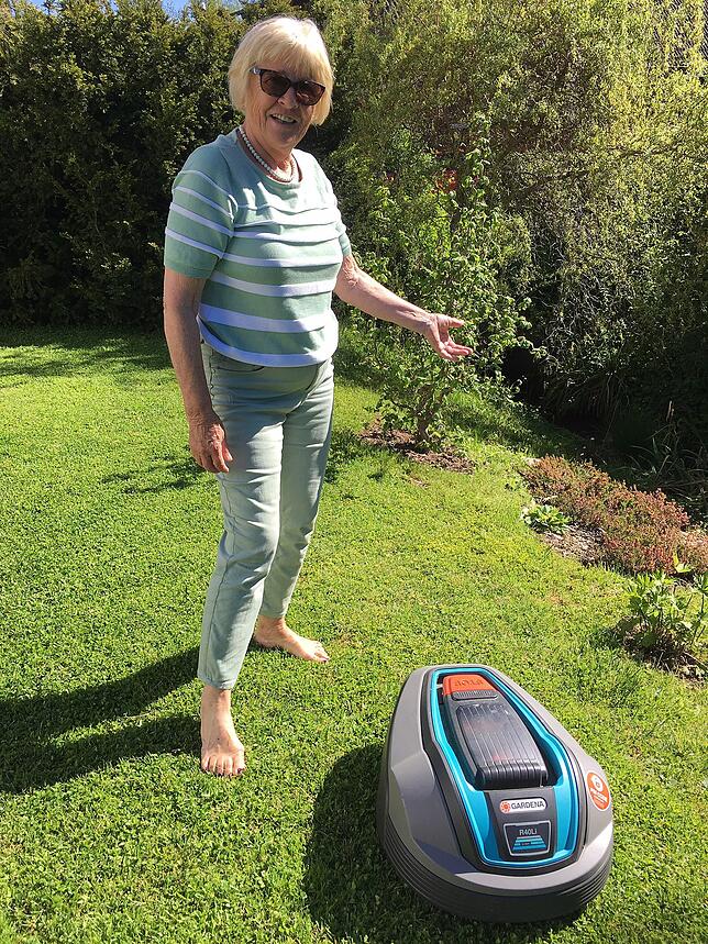 Dorothea Möbius aus Niedereschach mit ihrem Roboter-Mäher.