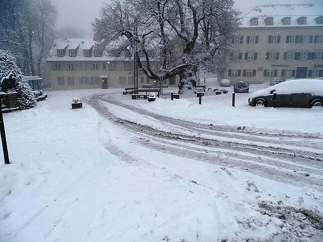 Auch an der Hauptstraße runter in Richtung Heiligenberg-Steigen liegt Schnee. Der Himmel ist vom Nebel verhangen.