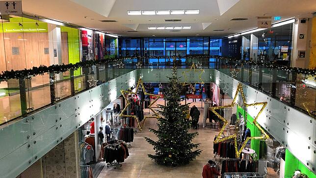 Nur sehr wenige Menschen waren am Samstag, als die Ausgangsbeschränkung in Baden-Württemberg begann, im Proma-Einkaufszentrum in ...