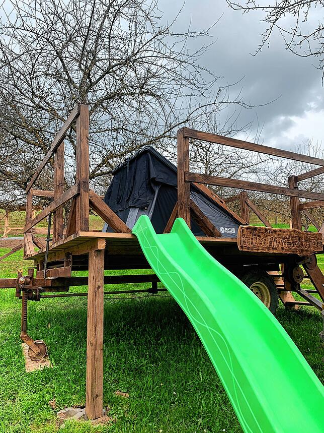 Die Familienplattform des Dachzeltdorfs auf dem Obsthof Moll dürfte bei Kindern besonders gut ankommen.