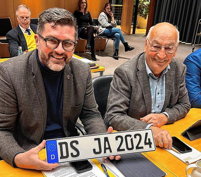 Die Kreisräte Niko Reith (links) und Adolf Baumann freuen sich am 18. Dezember 2023 über die Zustimmung des Kreistags zur ...