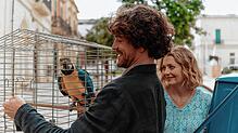 Szene aus „Ein Sommer in Italien“: Seine Frau hat Raffaele (Jonathan Hutter) vor die Tür gesetzt, nun sucht er samt Papagei eine Bleibe. ...