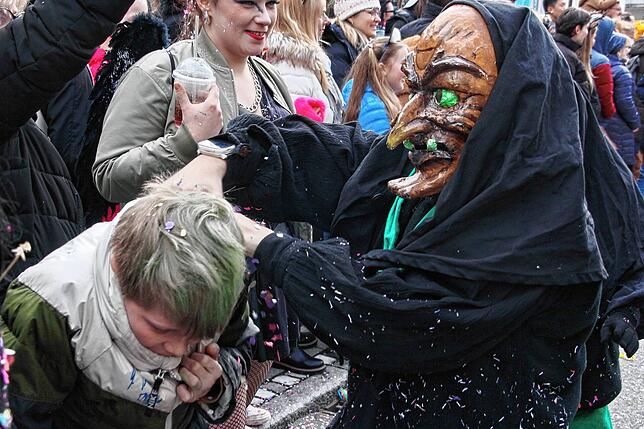 Bild 32: Sonne für die Narren: Großer Fasnet-Umzug begeistert in Singen!