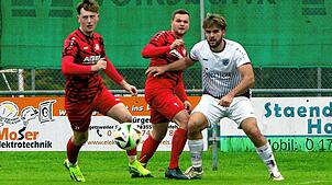 Der FV Walbertsweiler-Rengetsweiler (links Michael Blum, Mitte Pascal Siebenrock) gastiert beim SV Deggenhausertal (Kevin Schneider).