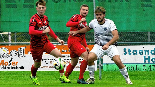 Der FV Walbertsweiler-Rengetsweiler (links Michael Blum, Mitte Pascal Siebenrock) gastiert beim SV Deggenhausertal (Kevin Schneider).