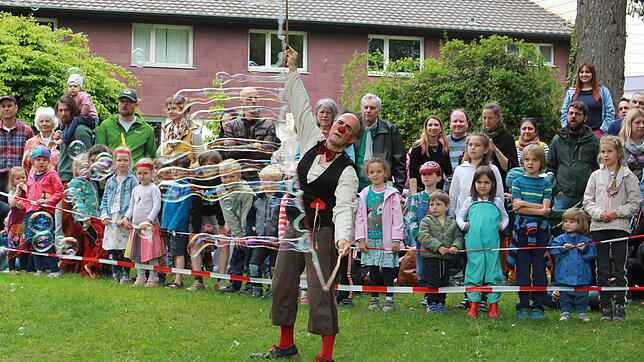 Auch bei seiner dritten Show fasziniert Clown Calli das Publikum mit seinen Seifenblasen, di er in immer wieder neuen Varianten in die ...