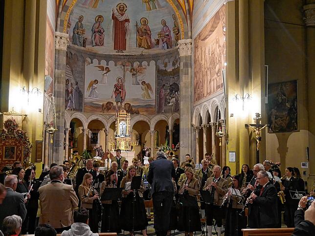 Mit der gemeinsam gespielten Europahymne in der Kirche von Lizzano endete das Konzert des Musikvereins Lizzano mit dem Musikverein ...