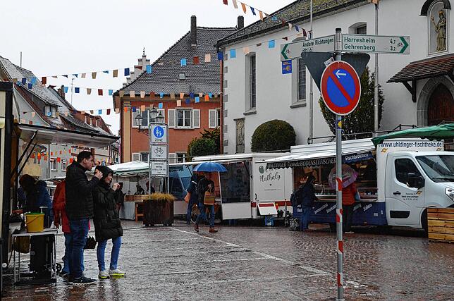 Seit Jahrzehnten findet der Wochenmarkt in der Marktstraße statt. Doch seit dem Beginn der Pflasterarbeiten im vergangenen Herbst ist er ...