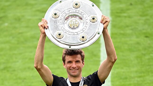 Noch einmal Jubel mit der Schale: Thomas Müller.