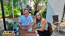 Lea Seiffert und Mattis Hack waren beim Camping in Illmensee und machen eine Pause im Biergarten des Gasthauses Sternen in Obersinggen, ...