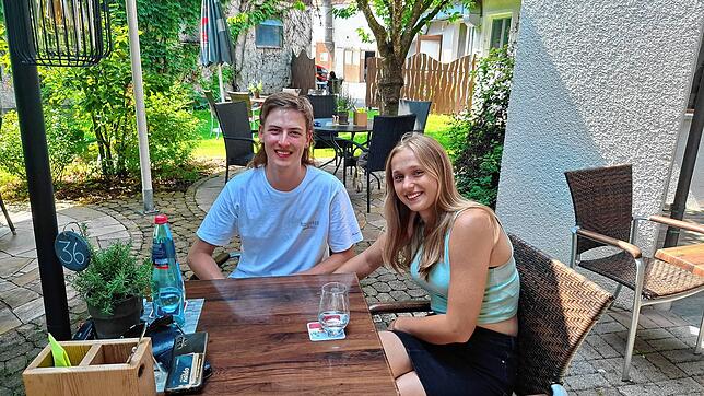 Lea Seiffert und Mattis Hack waren beim Camping in Illmensee und machen eine Pause im Biergarten des Gasthauses Sternen in Obersinggen, ...