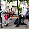 Michael Haaga, wo er mit seiner Musik am liebsten ist: in der Fußgängerzone. Zu einem von ihm komponierten Liebeslied tanzen Kinder.