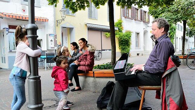 Michael Haaga, wo er mit seiner Musik am liebsten ist: in der Fußgängerzone. Zu einem von ihm komponierten Liebeslied tanzen Kinder.