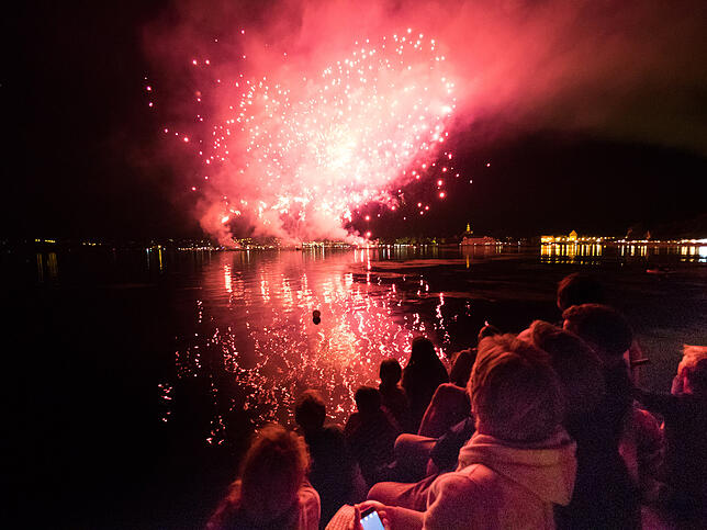 Bild 9: Das Seenachtfest-Feuerwerk vom Logenplatz am Yachthafen: Der Konstanzer Teil in Bildern