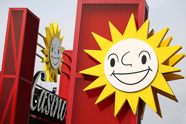 ARCHIV – Eine freundlich laechelnde Sonne, das Logo des Spielstaettenbetreibers „Merkur Spielothek“, aufgenommen am ...