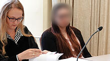 Sie tötete ihr Baby direkt nach der Geburt und muss acht Jahre in Haft: Die Angeklagte (rechts) neben ihrer Anwältin im Sitzungssaal des ...