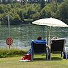 Seit 2017 trennt ein Zaun Freibadbesucher vom Rhein. Jetzt hat der Petitionsausschuss des Landtages die Petition von Stephan Frank ...