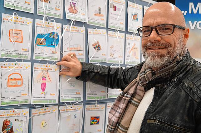 Er hat richtig Freude daran die vielen Wunschzettel zu lesen und so etwas über die kleinen Wünsche vieler Kinder zu erfahren, Joachim ...