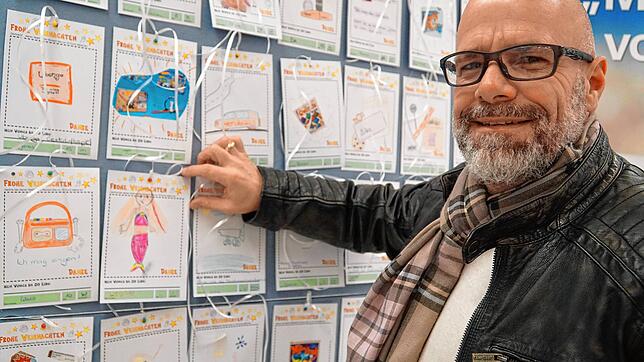 Er hat richtig Freude daran die vielen Wunschzettel zu lesen und so etwas über die kleinen Wünsche vieler Kinder zu erfahren, Joachim ...