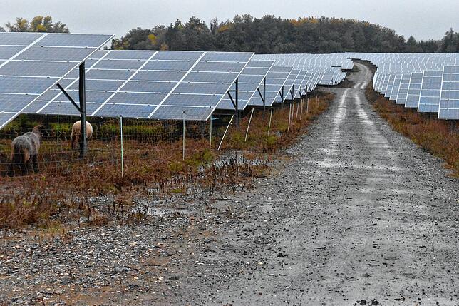 Auch der Solarpark Steißlingen ist ein wichtiger regenerativer Energielieferant auch bei Regenwetter fließt noch Strom ins Netz.