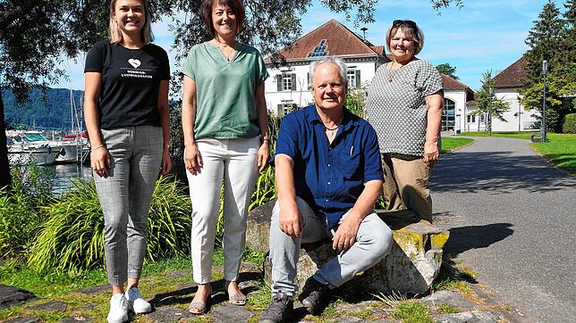 Sie haben die Planung der Sommeraugenweide rund ums Zollhaus in Ludwigshafen am Bodensee fest im Griff: Vanessa Stemmer und Sandra ...