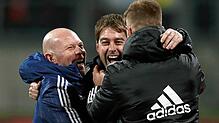 Manuel Klökler (links) und René Weiler (Mitte) bejubeln einen Treffer aus der gemeinsamen Zeit beim 1. FC Nürnberg. Mit dabei: Niclas ...