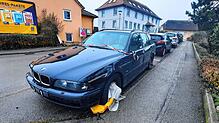 Über viele Wochen hatte dieses Unfallauto in der Bahnhofstraße eine gelbe Parkkralle.