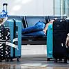 Koffer von Reisenden am Flughafen München. Die Pleite des Reisekonzerns FTI trifft die gesamte Branche. Pauschaltouristen können aber ...