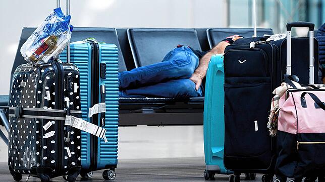 Koffer von Reisenden am Flughafen München. Die Pleite des Reisekonzerns FTI trifft die gesamte Branche. Pauschaltouristen können aber ...