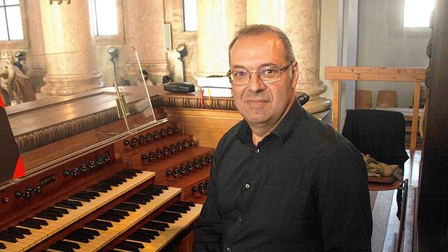 Beim Abschlusskonzert: Der italienische Organist Stefano Molardi. Bild: Steinebrunner