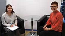 Die Lehrerin Katrin Kern besucht Hana Abazovic in der Praktikumswoche beim SÜDKURIER. In dieser Zeit hat die Schülerin andere ...