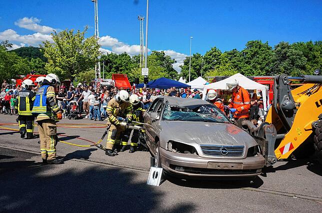 Bei dieser Schauübung verschaffen Einsatzkräfte der Feuerwehr Waldshut-Tiengen dem DRK-Rettungsdienst Zugang zu einer verletzten Person ...