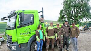Das Ehepaar Melanie und Bernd Amann (li) mit drei der Mitarbeiter von links:: Gentijan Dauti, Viktor Zhytienov, und Atila Dimeni. Foto: ...