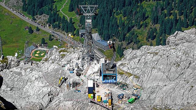 Der Blick von oben auf die Baustelle samt Stütze 2 und Schwebebahn.