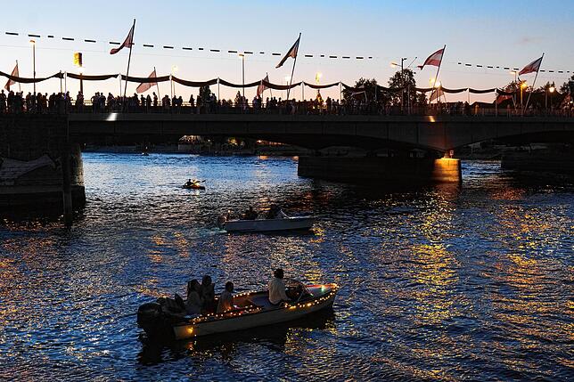 Kurz vor dem Feuerwerk bringen sich an der Alten Rheinbrücke noch Boote in Stellung.