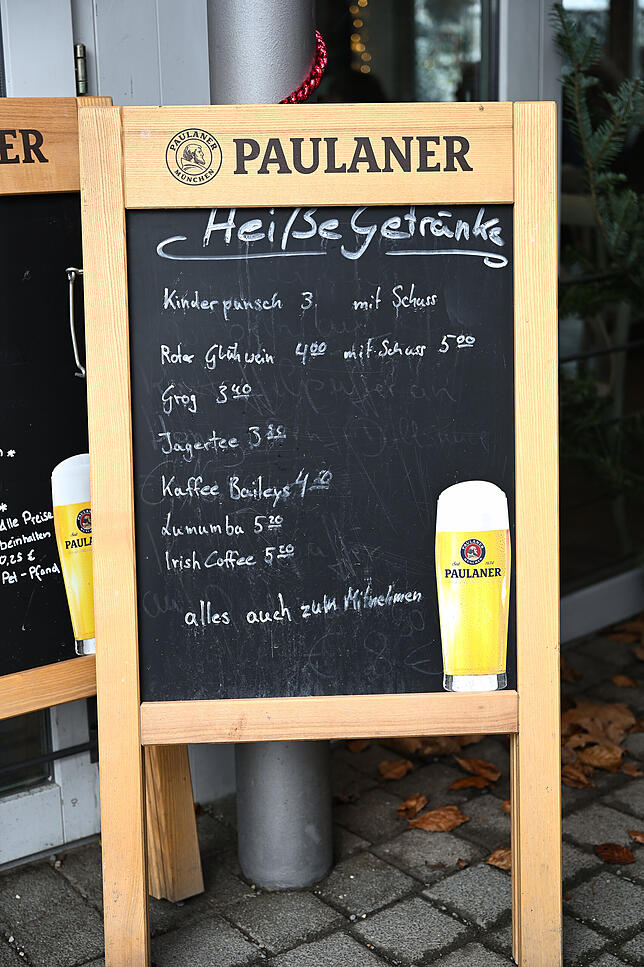Aufsteller mit den Preisen beim Pavillon am See
