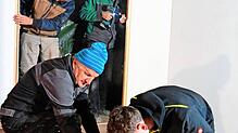 Eifrig beim Kulissenbau sind (vorne von links) Walter Straub und Jonas Dorer sowie (hinten von links) Wolfgang Dorer und Rudolf Fleig. ...