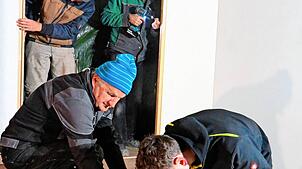 Eifrig beim Kulissenbau sind (vorne von links) Walter Straub und Jonas Dorer sowie (hinten von links) Wolfgang Dorer und Rudolf Fleig. ...