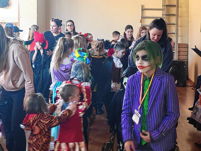 Die Polonäse beim Kinderball in der Halle ist lange, die Kinder wollen sich mit ihren Kostümen gerne zeigen.