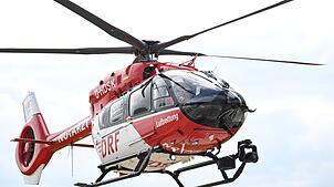 Ein Rettungshubschrauber brachte den lebensgefährlich verletzten Autofahrer ins Krankenhaus. (Symbolbild)