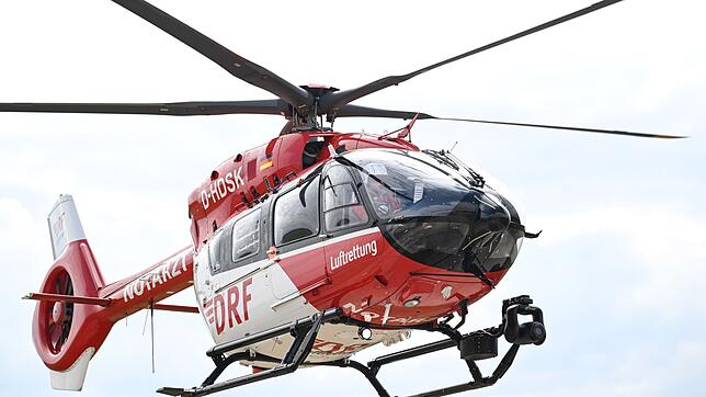 Ein Rettungshubschrauber brachte den lebensgefährlich verletzten Autofahrer ins Krankenhaus. (Symbolbild)