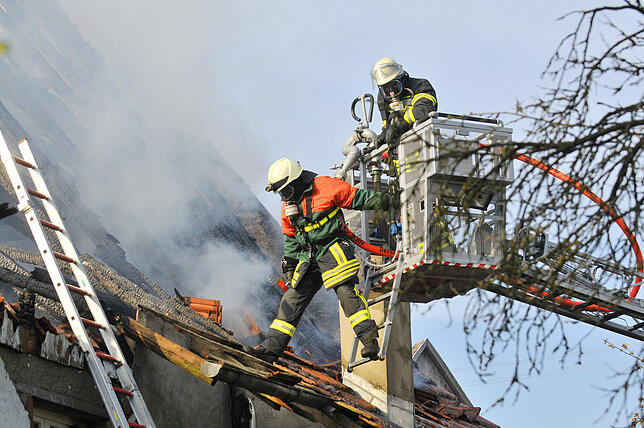 Bild 11: Mehrere hunderttausend Euro Schaden: So zerstören die Flammen einen Bauernhof in Mundelfingen
