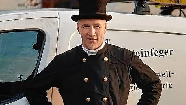 Täglich hat Schornsteinfeger Andreas Saier es bei Kunden mit der Frage zu tun, wann genau denn die alte Ölheizung nun raus muss.