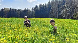 Der zehnjährige Illia und sein siebenjähriger Bruder Tymur verbrachten zwei friedliche Jahre im wunderschönen Großschönach. Und ihrer ...