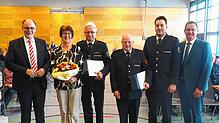 In der Mitte die geehrten Feuerwehrveteranen mit ihren Urkunden. Von links: Oberbürgermeister Bernd Häusler, Irene und Hubert Roth, ...