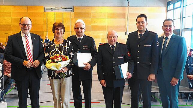 In der Mitte die geehrten Feuerwehrveteranen mit ihren Urkunden. Von links: Oberbürgermeister Bernd Häusler, Irene und Hubert Roth, ...