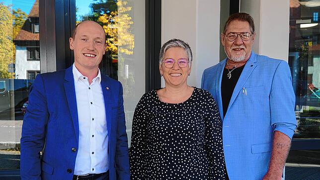Bürgermeister Jonathan Berggötz, die erste Vorsitzende des Vereins, Ingrid Krickl, und Autor Michael Wissussek (von links) freuen sich ...