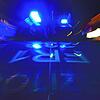 ARCHIV &ndash; 22.06.2015, Baden-Württemberg, Freiburg: SYMBOLBILD &ndash; Ein Polizeifahrzeug steht mit Blaulicht auf der Straße. (zu ...