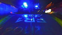 ARCHIV &ndash; 22.06.2015, Baden-Württemberg, Freiburg: SYMBOLBILD &ndash; Ein Polizeifahrzeug steht mit Blaulicht auf der Straße. (zu ...